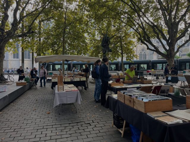 Chaque semaine, la place Jean Moulin devient un petit paradis pour les amoureux des mots… 📖
Et maintenant, ce paradis est aussi le vôtre, en ligne.
💻 marchedesbouquinistes.com