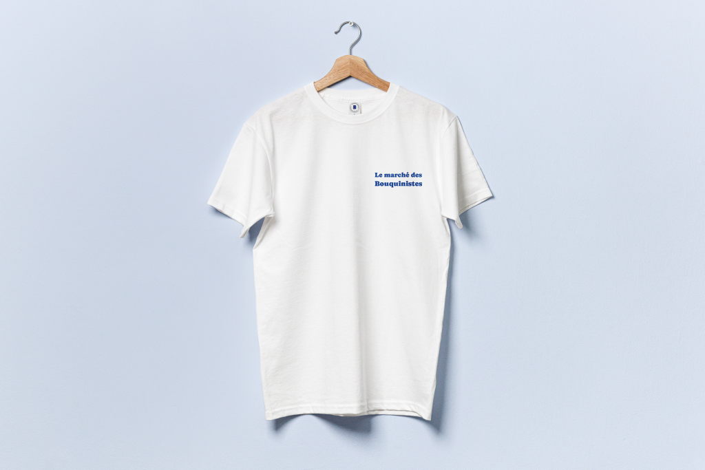 Photo de notre t-shirt blanc avec logo bleu marine sur cintre