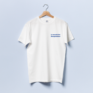 Photo de notre t-shirt blanc avec logo bleu marine sur cintre