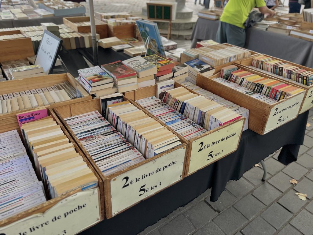 Photo d'une table avec des livres du marché