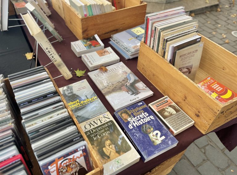 Photos d'une table avec des livres du marché
